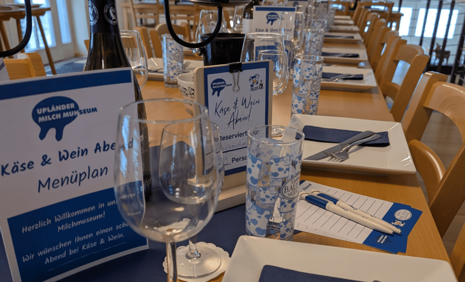 Gedeckter Tisch im Upländer Milchmuhseum mit Informationen zum Käse-Wein-Abend